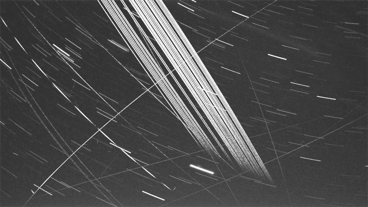nova_foresta's tweet photo. All the effort #starlink have put in to reduce their satellite's impact on astronomy really seems to have paid off. This image taken this morning. https://t.co/yNBn15vVSG