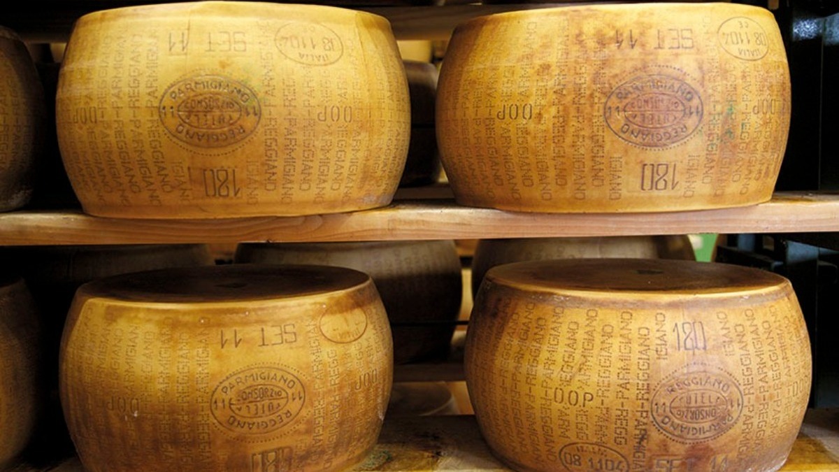 ParmesanUK's tweet photo. #DYK that #ParmigianoReggiano originates in the Middle Ages when monks were its first producers? They let the #cheese mass dry and increased the wheel size in order for it to last a long time. #TheOnlyParmesan https://t.co/2gXp1rxLvz