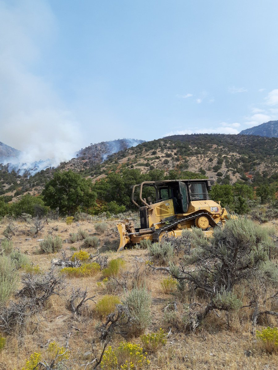 UtahCountyFD's tweet image. Today we take our hat off to one of our  great resources, the Utah County Dozer Operators.   These individuals have helped save many homes, enabled burnout operations, and respond in an instant. The dozer is currently on the Williams Fire punching  in line @UCSO @UtahCountyGov
