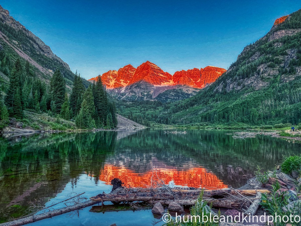 Climb the mountains and get their good tidings. Nature's peace will flow into you as sunshine flows into trees. ~ John Muir #Colorado #NaturePhotography #alpenglow #MaroonBells