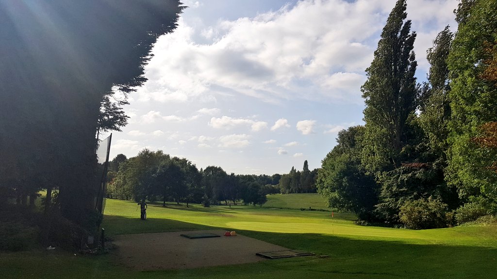 MidlandsGolfer's tweet photo. Couple of the lesser lights of Birmingham golf - both were very busy this morning @MyTimeGolfHCFGC @BoldmereGC #MGonTour #Brumrun https://t.co/VjuSj8sL0i