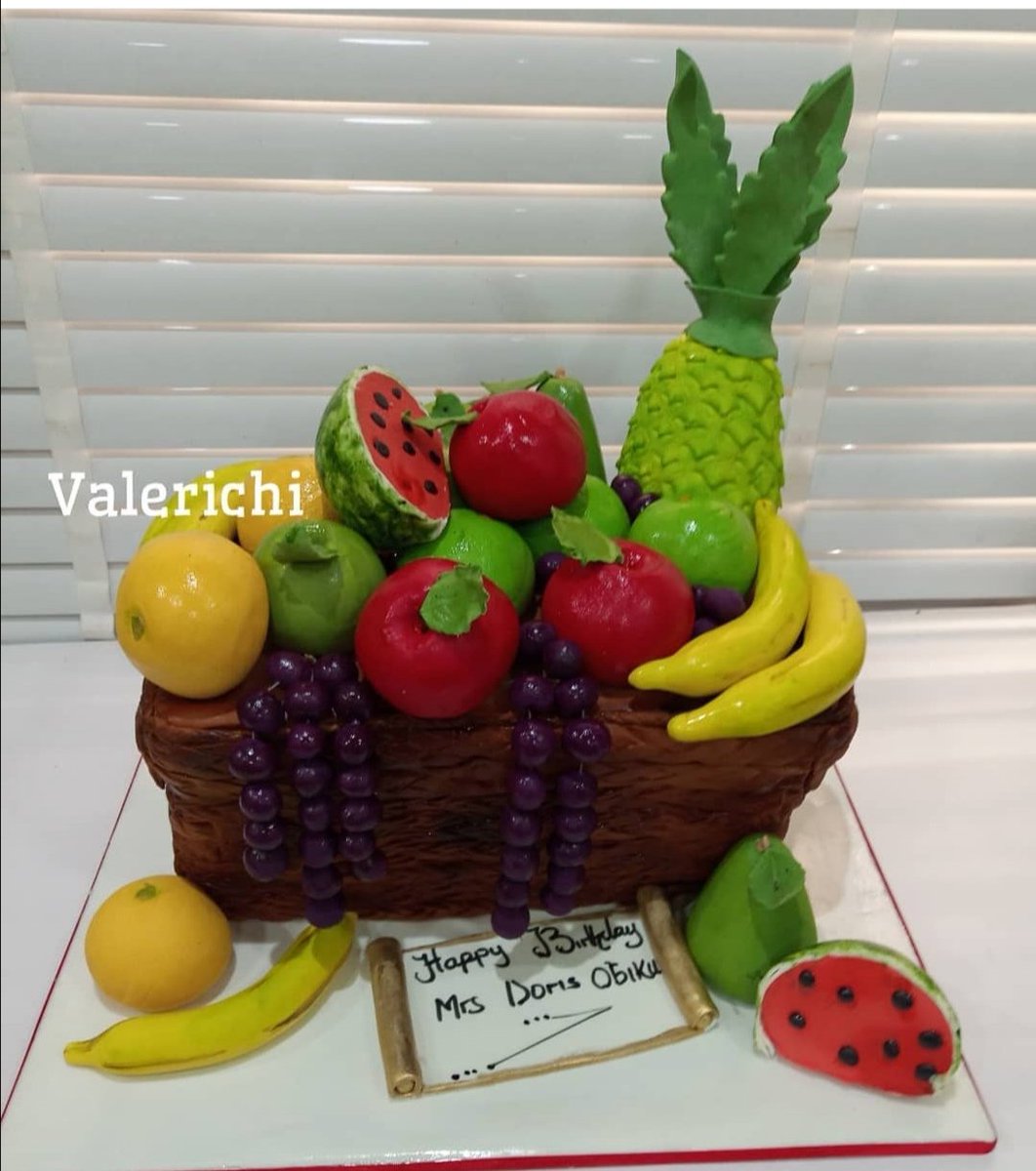 ValerichiNGR's tweet photo. Cake lovers, which do you prefer??
Butter cream..... Or        Fondant https://t.co/4MBtAmUi6W