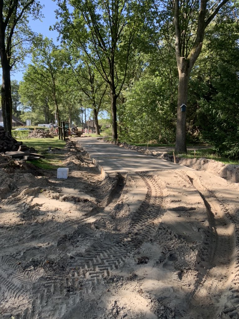 henkheijerman's tweet photo. Na vele jaren van bestuurlijke behandeling is het nieuw aan te leggen fietspad langs de Amerweg tussen Grolloo en Amen @aaenhunze vwb het deel tussen Grolloo en Vredenheim bijna gereed. Aanwinst en dank voor medewerking.👍👍Het 2e deel wacht helaas nog op medewerking aanwonende! https://t.co/EiMcBlbj6N