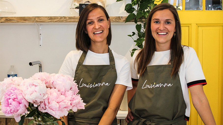VLAIO_be's tweet photo. Gentse zussen Anna &amp; Louise Dobbels droomden van een eigen culinair concept. Na lang voorbereiden lanceerden ze afhaalzaak Louisianna. Corona gaf hun verkoopcijfers een boost en nu plannen ze verdere groei met hulp van de #startersgids #AltijdOnderweg: https://t.co/3AbCHatTYM https://t.co/qBOubiCBRN