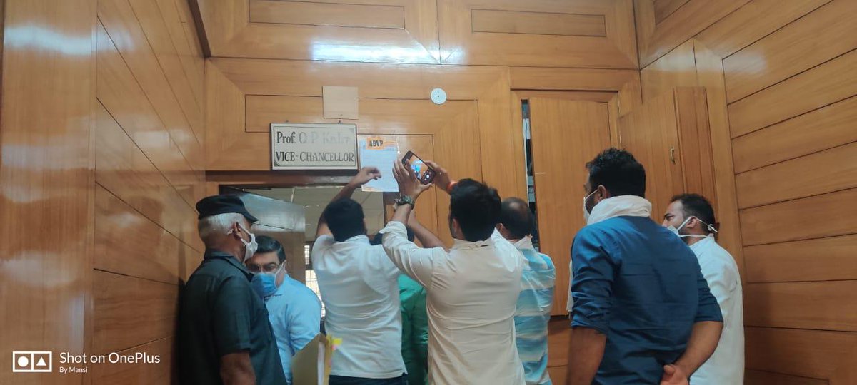 HaryanaAbvp's tweet photo. #खून_से_लिखा_ज्ञापन
एबीवीपी हरियाणा प्रदेश मंत्री @ImSumitJaglan जी के नेतृत्व में धरने के चौथे दिन PGI रोहतक कुलपति के कार्यालय के बाहर प्रदर्शन कर सौंपा ज्ञापन।
@ABVPVoice 
@MeDeVisionOrg 
@subbiah_doctor https://t.co/pPdZefITgN