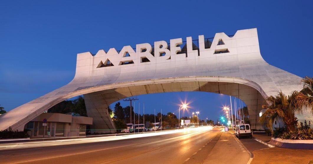diversion_tours's tweet photo. Puerta de #Marbella 😍
Da entrada a su famoso Puerto Banús, su principal Plaza de los Naranjos y cada callejuela llenas de magia y ambiente andaluz 🌿

¡No te pierdas nuestra excursión para visitarla!
Más información en la recepción de tu hotel o tu agencia de viaje. https://t.co/fxGXZXgFDr