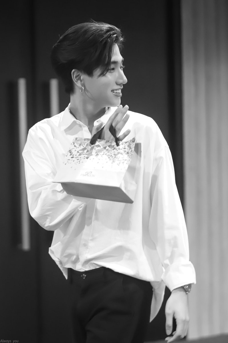 AlwaysYou_20's tweet image. 👋🏻🖤

#KDPPE 
#PerthTanapon