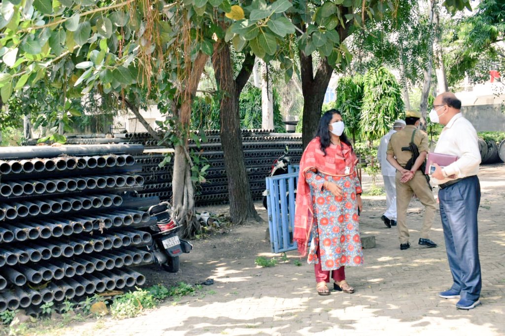 DIOMZNGoUP's tweet photo. ज़िलाधिकारी ने शासन के निर्देशों के क्रम में आज कार्यालय अधिशासी अभियंता, निर्माण खण्ड जल निगम, का किया औचक निरीक्षण @PMOIndia @UPGovt @CMOfficeUP @ChiefSecyUP @AwasthiAwanishK @InfoDeptUP https://t.co/scB88E6Wbv