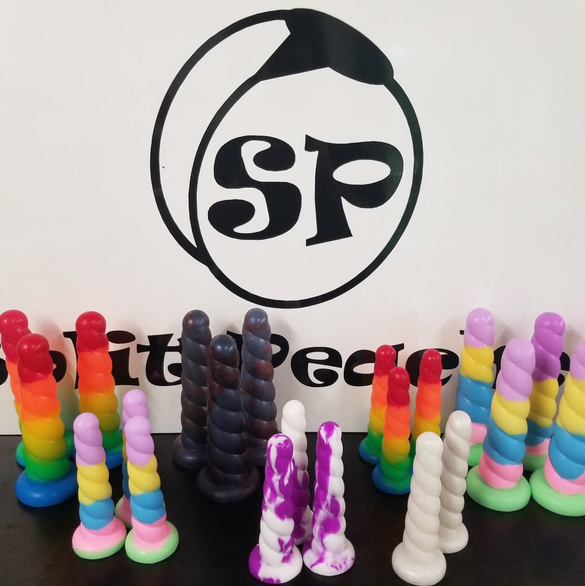 Peep this colorful 🌈 wholesale order heading out the door! 🍑