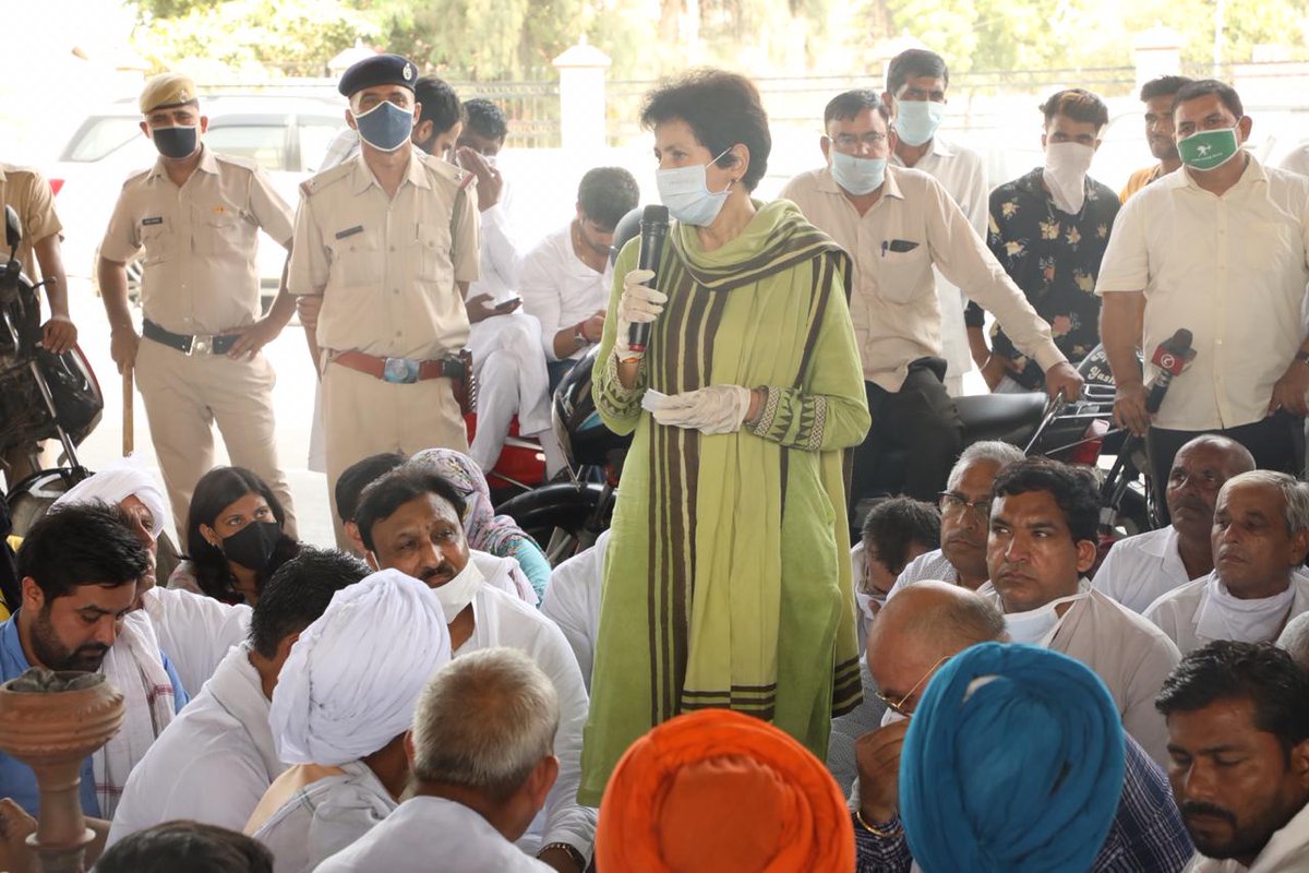 INCHaryana's tweet photo. हरियाणा कांग्रेस अध्यक्षा @kumari_selja जी ने केंद्र की भाजपा सरकार द्वारा लाए गए कृषि अध्यादेशों के विरोध में किसान-मजदूर-आढ़ती भाइयों के पानीपत में चल रहे धरने में पहुंचकर अपना समर्थन दिया।

कांग्रेस का हाथ, किसान-मजदूर-व्यापारी के साथ। https://t.co/qcCRTTyL7C