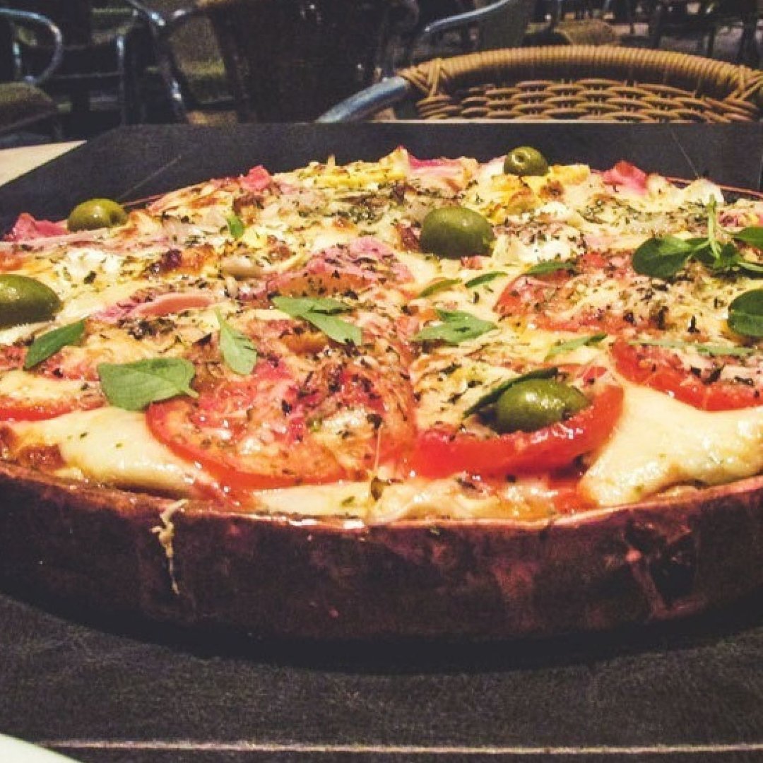 CaponeRistorant's tweet photo. Combinação perfeita para esta sexta. Pizzas e @CaponeTrattoria. Tudo é uma delícia! #Marguerita #Calabreza #Italiana #4queijos #PresuntoQueijo https://t.co/sPwB9v1pGe