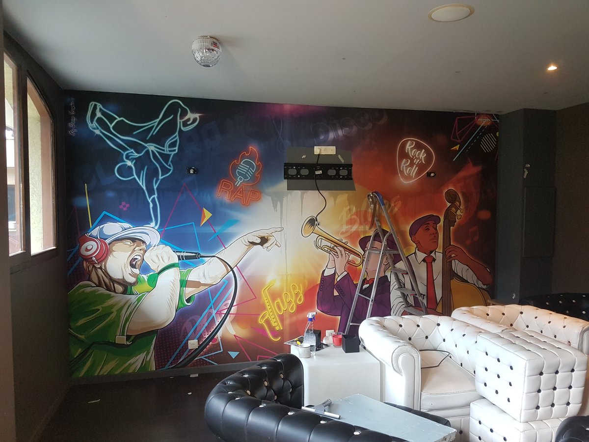 DesignG73's tweet image. 🍸👍 Relooking du bar BLACK &amp;amp; WHITE à Bourg St Maurice !
Réalisation &amp;amp; pose d'un papier peint personnalisé sur mesure. Vitres protégées des UV et de la chaleur par un film solaire. Habillage du bar #impression quadri + plastif de protection, #microperf sur la vitrine extérieure.