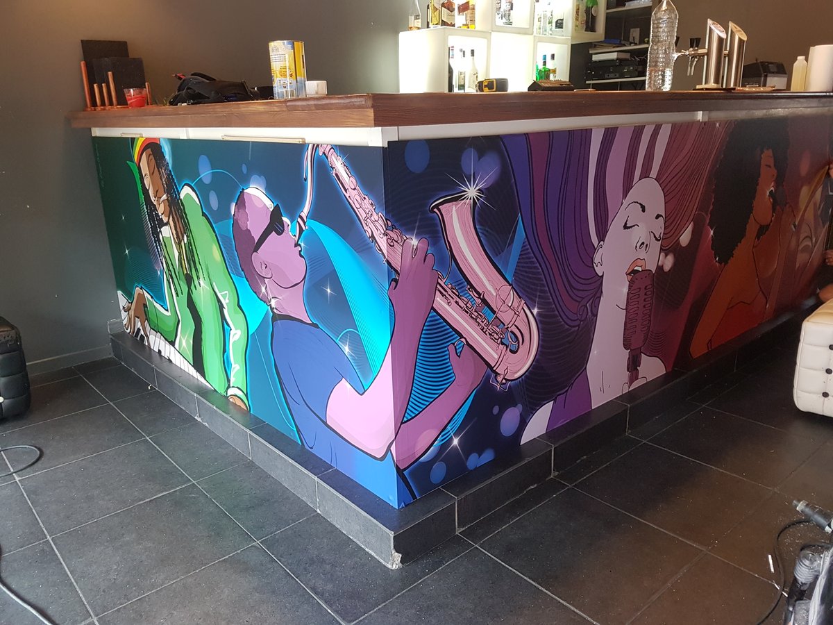 DesignG73's tweet image. 🍸👍 Relooking du bar BLACK &amp;amp; WHITE à Bourg St Maurice !
Réalisation &amp;amp; pose d'un papier peint personnalisé sur mesure. Vitres protégées des UV et de la chaleur par un film solaire. Habillage du bar #impression quadri + plastif de protection, #microperf sur la vitrine extérieure.