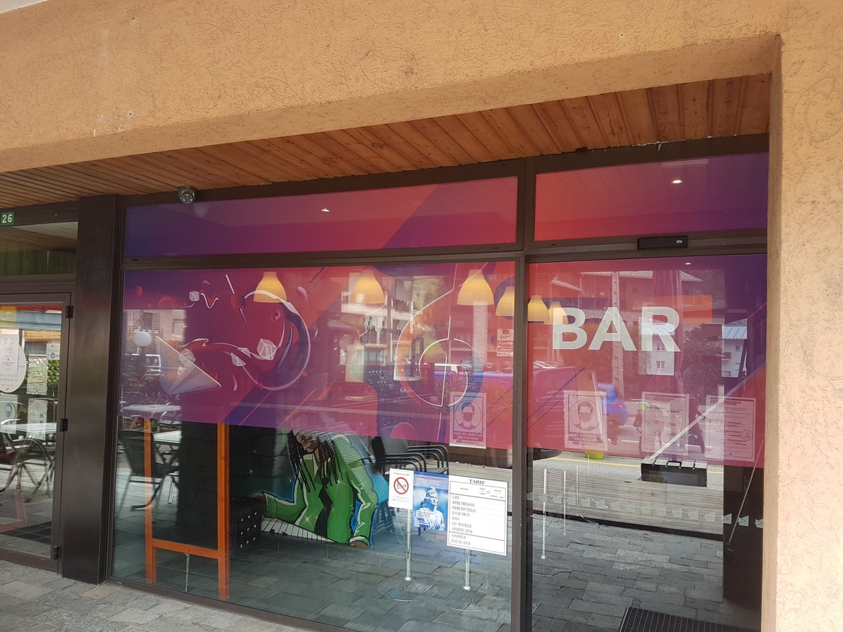 DesignG73's tweet image. 🍸👍 Relooking du bar BLACK &amp;amp; WHITE à Bourg St Maurice !
Réalisation &amp;amp; pose d'un papier peint personnalisé sur mesure. Vitres protégées des UV et de la chaleur par un film solaire. Habillage du bar #impression quadri + plastif de protection, #microperf sur la vitrine extérieure.