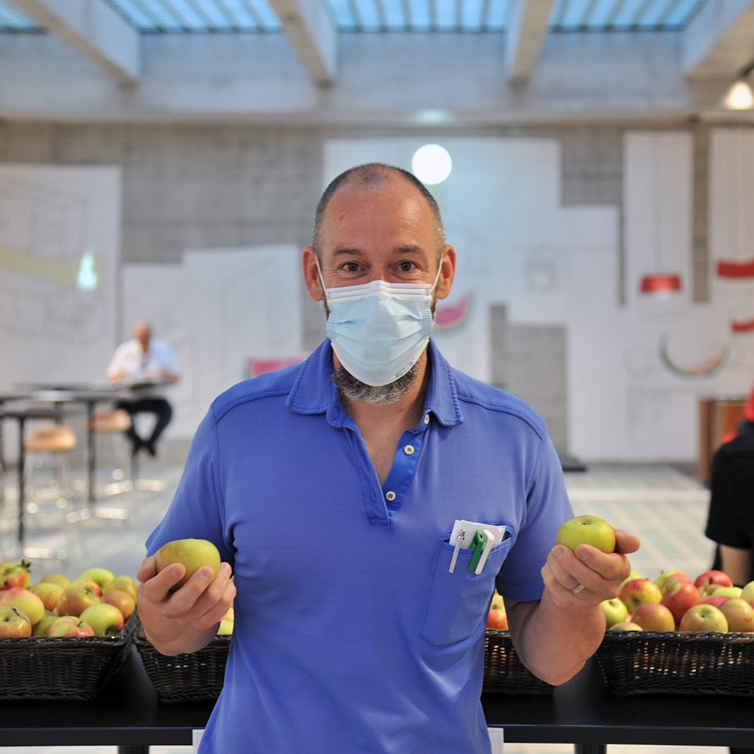 KantonsspitalGR's tweet image. Heute ist Tag des #Apfels. Dafür haben wir vom Schweizer Obstverband rund 300 Kilogramm Äpfel geschenkt bekommen. Die gab's heute für unsere Patienten zum Zmorga und am Mittag im Restaurant für alle Mitarbeitenden. Herzliches #Merci für den Extra-Vitaminschub. #tagdesapfels