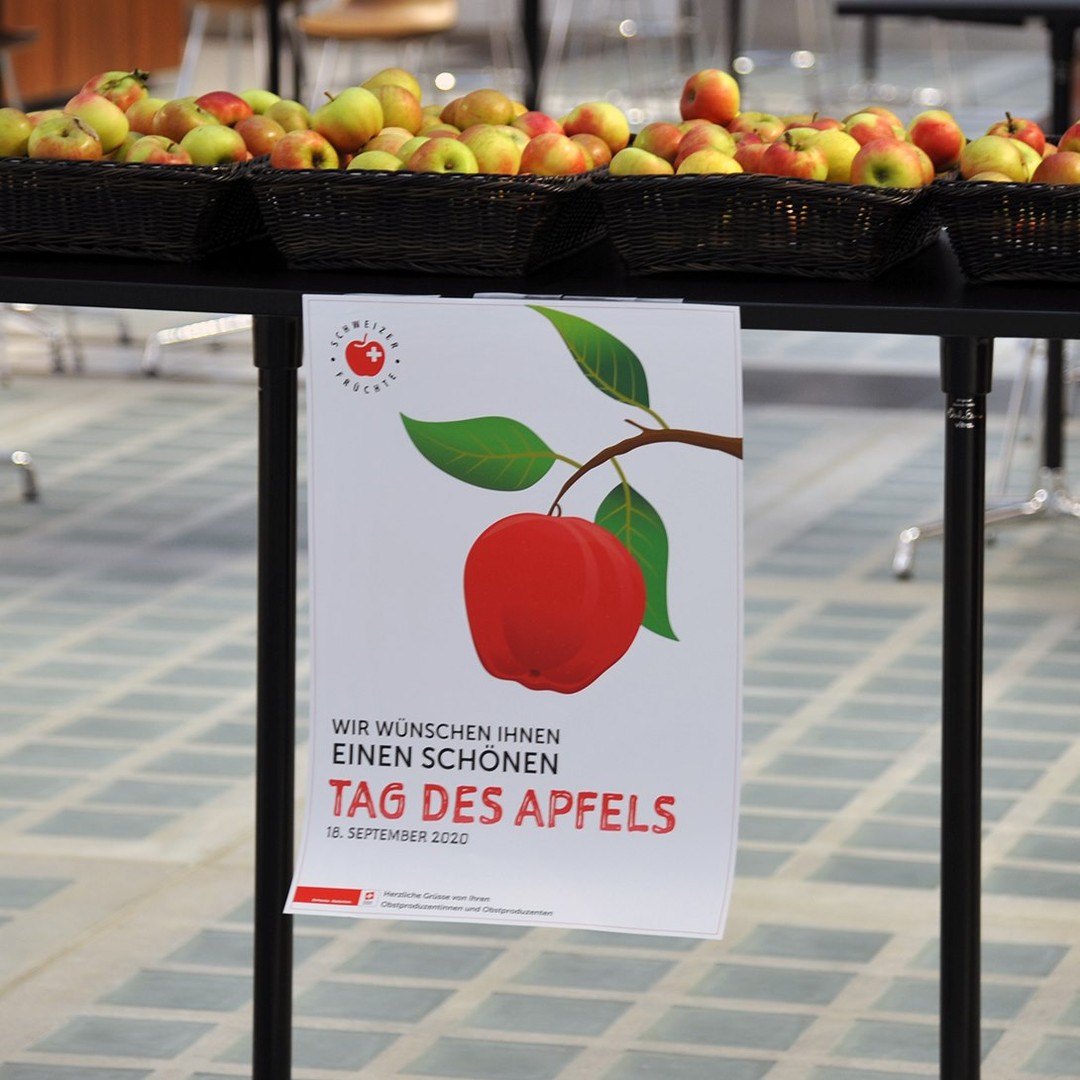 KantonsspitalGR's tweet image. Heute ist Tag des #Apfels. Dafür haben wir vom Schweizer Obstverband rund 300 Kilogramm Äpfel geschenkt bekommen. Die gab's heute für unsere Patienten zum Zmorga und am Mittag im Restaurant für alle Mitarbeitenden. Herzliches #Merci für den Extra-Vitaminschub. #tagdesapfels