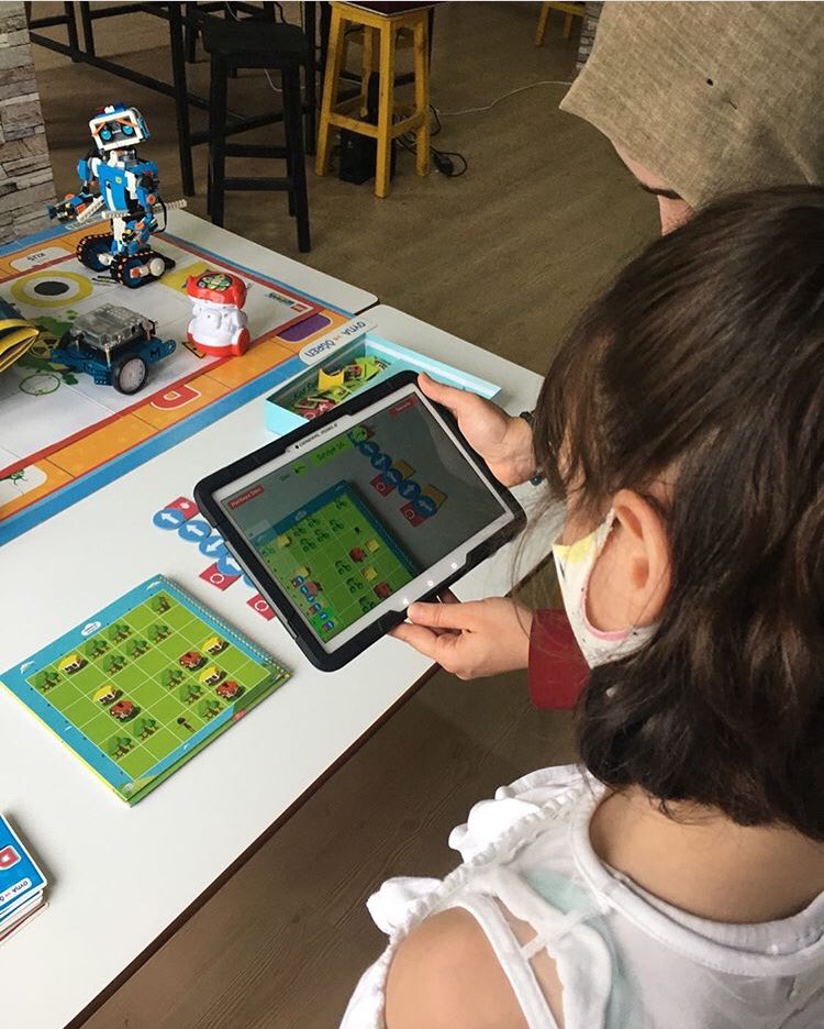 Arttırılmış gerçeklik etkinliğimizle temel kodlama kavramlarını somutlaştırarak kalıcı öğrenme sağlıyoruz 😊 
#kodlambaç #arttırılmışgerçeklik #kodlamaeğitimi #kodlama #algoritma #robotikkodlama #robotikatolyesi #kodlamaatölyesi 
 #tinkercad #stem #bilim #technology #legoboost