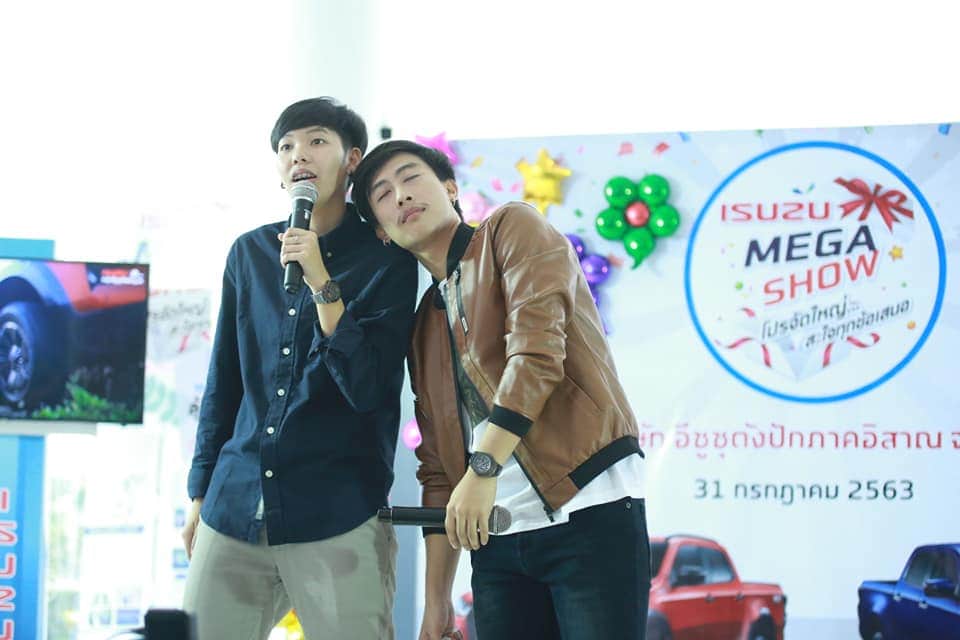 shippaipai's tweet photo. เป็นคู่ที่โครตจะนุ้บนับหัวใจเลยงะ

#นุ๊กปายในรถตู้ https://t.co/DezxIzmvNc