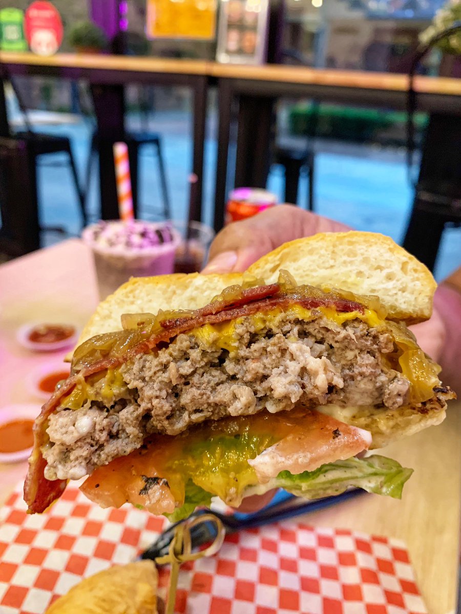 Twt_Cyberjaya's tweet photo. Jika anda suka gourmet burger yang guna 100% Australian beef, boleh datang ke Burger &amp; Taco di Tamarind Square. https://t.co/EdSmgzVx19