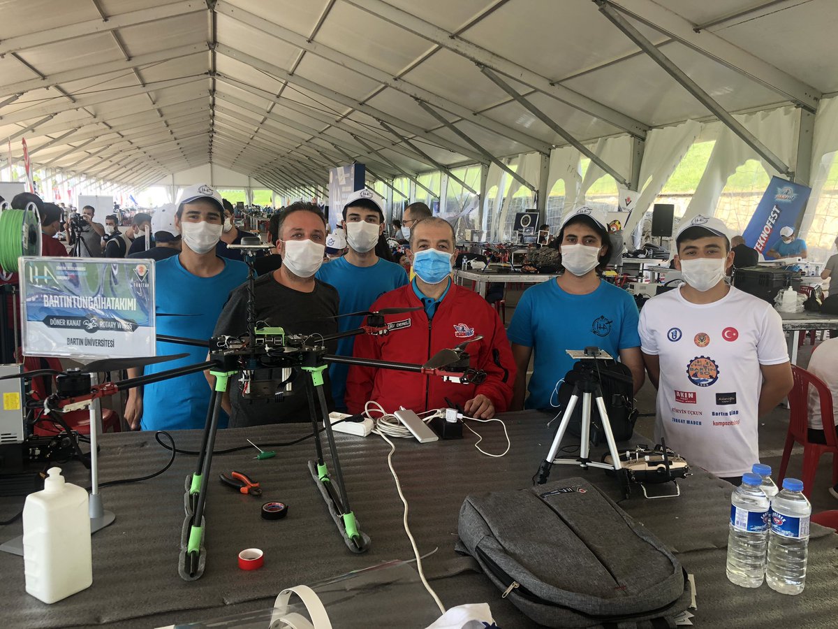 Yarışma çadırımızı ziyaret eden Hasan Kalyoncu üniversitesi <a href="/hkunv/">Hasan Kalyoncu Üniv</a> Rektörü sayın <a href="/TurkayDereli/">Türkay Dereli</a> takımımıza başarılar diledi @bartinedu <a href="/Bartinmakine/">BARU_MAK</a> @BUMuhendislik <a href="/uzun_orhan/">ORHAN UZUN</a> <a href="/biltekbartinuni/">Bilim ve Teknoloji Kulübü</a> <a href="/tunga_uav_team/">TUNGA UAV TEAM</a> @blacksea1460 <a href="/megaburada/">MÜHENDİS GELİŞİM KULÜBÜ (BARTIN ÜNİVERSİTESİ)</a> #teknolojiburada #TEKNOFEST2020