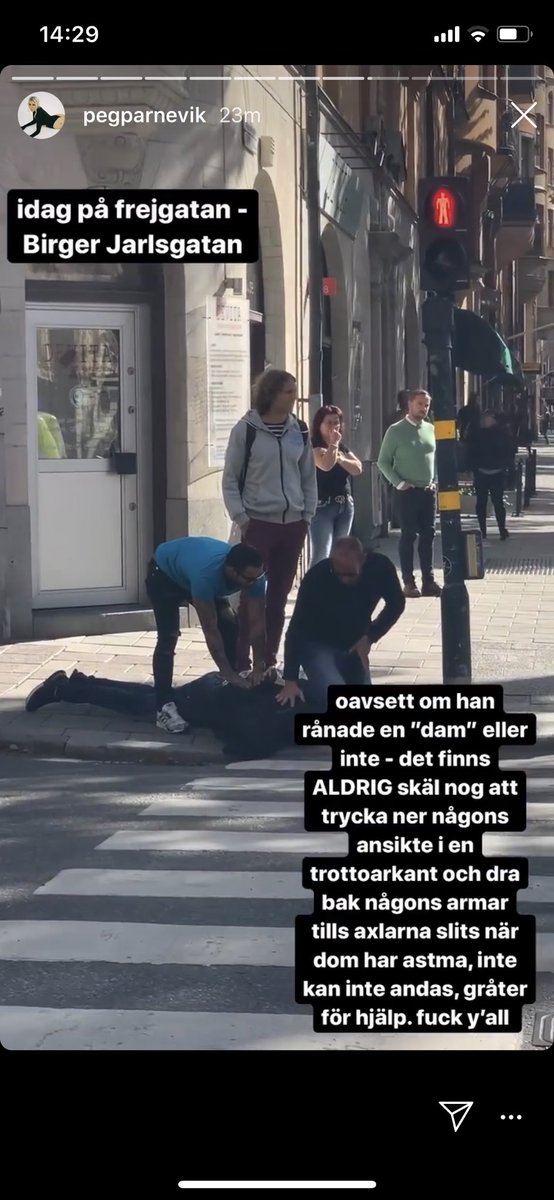 frickhilda's tweet photo. En dam: blir rånad 

Influencers: det är inte okej att trycka ner ngn i trottoaren😭 https://t.co/WPBC7A9huJ