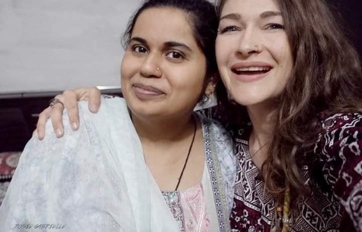 SikanderBalouch's tweet photo. یہ بھی پاکستان ہے
بائيک پردنيا گھومنےوالی اکيلی کينيڈين خاتون روزی گيبريل کی جب سندھ ميں نوشہروفيروز کے گاؤں کےقريب بائک خراب ہوئی تو جمعے کےدن مکينک نے اسکی گاڑی مفت ميں رپيئر کی،ديہاتيوں نےدو دن اسےاپنے گھر ٹھرايا، اجرک پہنائی،خواتين نے سندھی کھانےکھلائے اور سندھی لباس گفٹ کيا https://t.co/ooHF1TEnFA