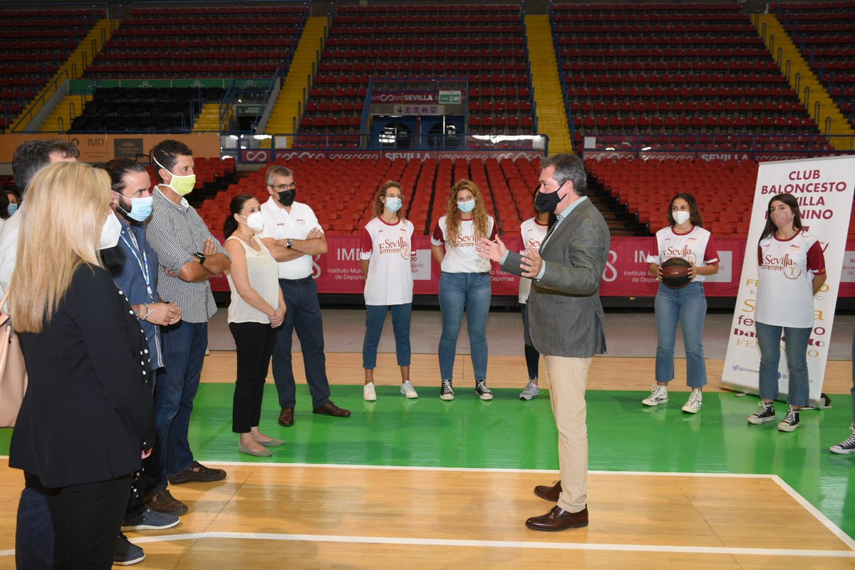 IMDSevilla's tweet photo. El @cbsfemenino arranca la temporada con la foto oficial del equipo, en la que han participado @JuanEspadasSVQ y @guevara_dg.
El club jugará los partidos como local esta temporada en el Pabellón de Amate.
https://t.co/CyikxP7ZBj https://t.co/i72QUnSrmv