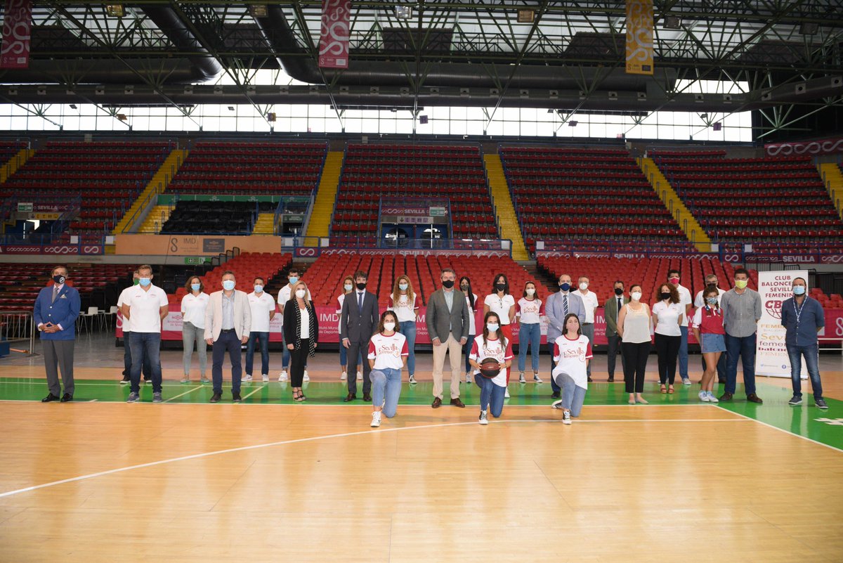 El <a href="/cbsfemenino/">CB Sevilla Femenino</a> arranca la temporada con la foto oficial del equipo, en la que han participado <a href="/JuanEspadasSVQ/">Juan Espadas</a> y <a href="/guevara_dg/">David Guevara García</a>.
El club jugará los partidos como local esta temporada en el Pabellón de Amate.
imd.sevilla.org/noticias/el-te…