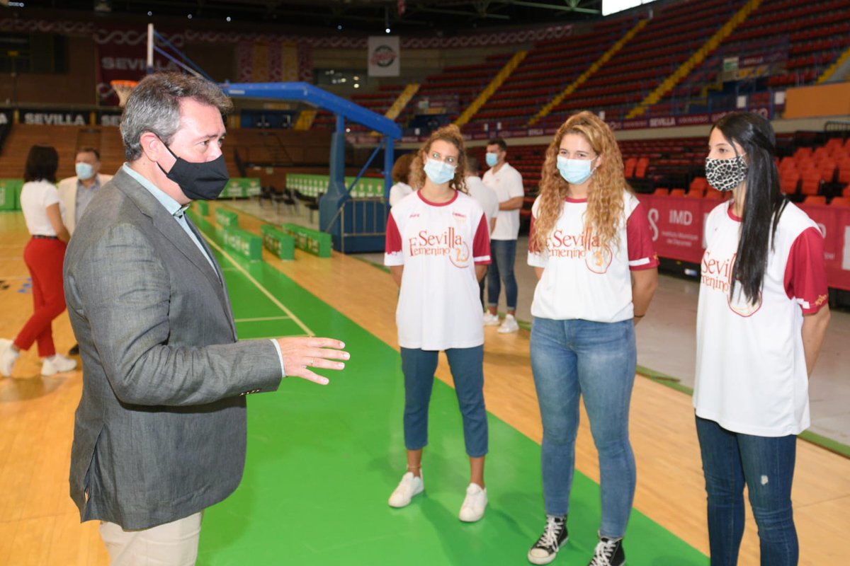 IMDSevilla's tweet photo. El @cbsfemenino arranca la temporada con la foto oficial del equipo, en la que han participado @JuanEspadasSVQ y @guevara_dg.
El club jugará los partidos como local esta temporada en el Pabellón de Amate.
https://t.co/CyikxP7ZBj https://t.co/i72QUnSrmv