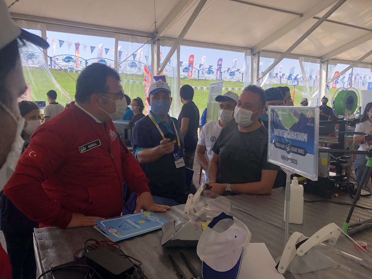 Yarışma çadırımızı ziyaret eden TÜBİTAK başkanımız sayın <a href="/ProfHasanMandal/">Prof. Dr. Hasan Mandal</a> takımımıza başarılar diledi @bartinedu <a href="/Bartinmakine/">BARU_MAK</a> @BUMuhendislik <a href="/uzun_orhan/">ORHAN UZUN</a> <a href="/biltekbartinuni/">Bilim ve Teknoloji Kulübü</a> <a href="/tunga_uav_team/">TUNGA UAV TEAM</a> @blacksea1460 @megaburada #teknolojiburada #TEKNOFEST2020