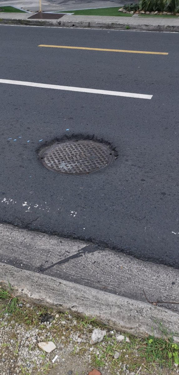 Les presento a Benicio y Omar en calle ramón h Jurado  Vamos a ponerles nombres para ver si los reparan. No puede ser que el gobierno paga por este trabajo mediocre y seguro con sobrecostos. Ya tienen más de 8 años, y en 3.6km de mi casa a trabajo hoy conté 11, y no son huecos