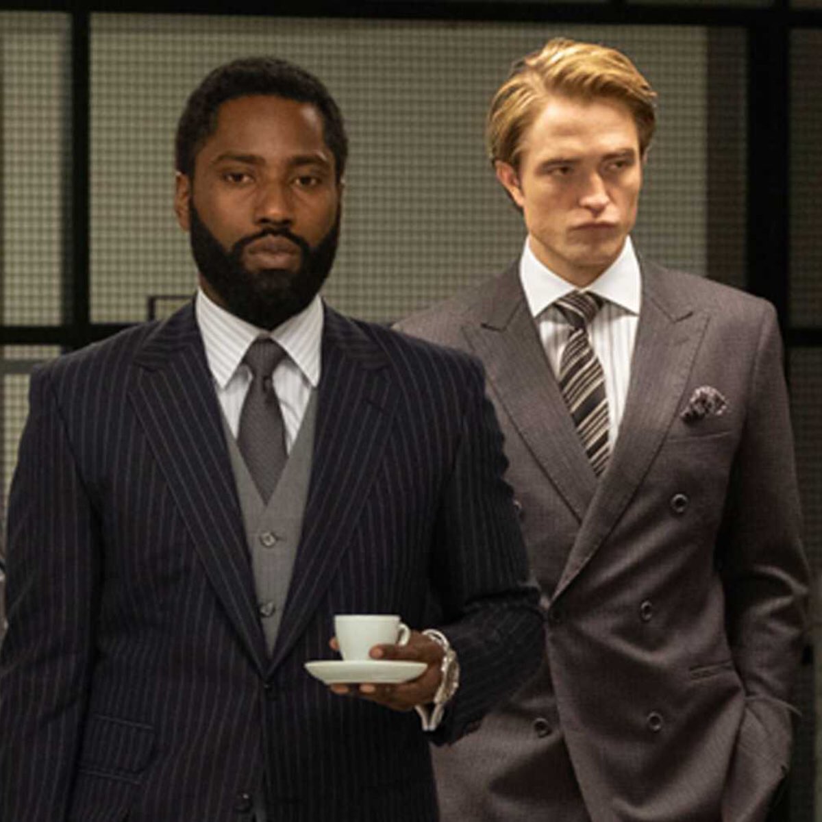 在 Twitter 上 Tenet テネット ロバート パティンソン演じるニールがクソデカ存在すぎてニールのキャラだけでストーリー作れるし スーツからアーミーまで衣装チェンジ多いし含みが多いキャラだと思う アーロン テラー ジョンソンは某俳優に