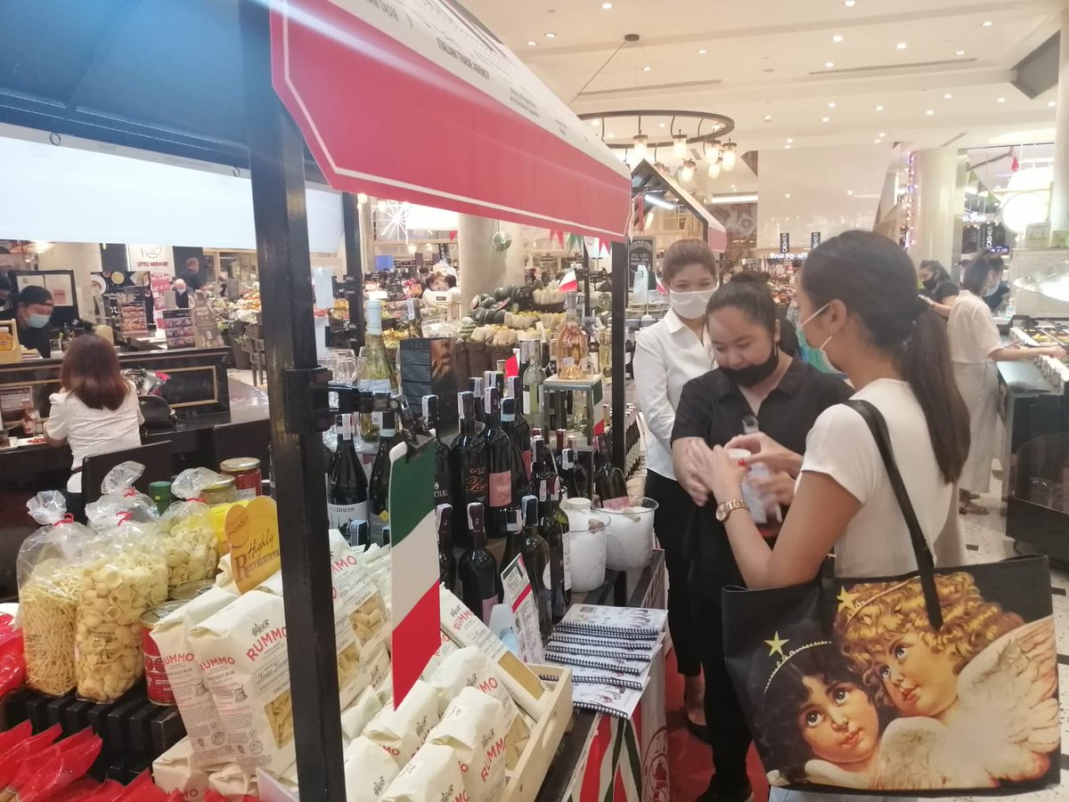 Breaking news from Bangkok: our wines are now available also at EmQuartier, the biggest mall in town!!! 
🇹🇭🍷🇮🇹🍾
#trueitaliantaste #madeinitaly #italianwineinthailand #realorganic #organicwine #bevetepacelli #vinobiologico #emquartier #bangkok #siamofivi #vignaioliindipendenti