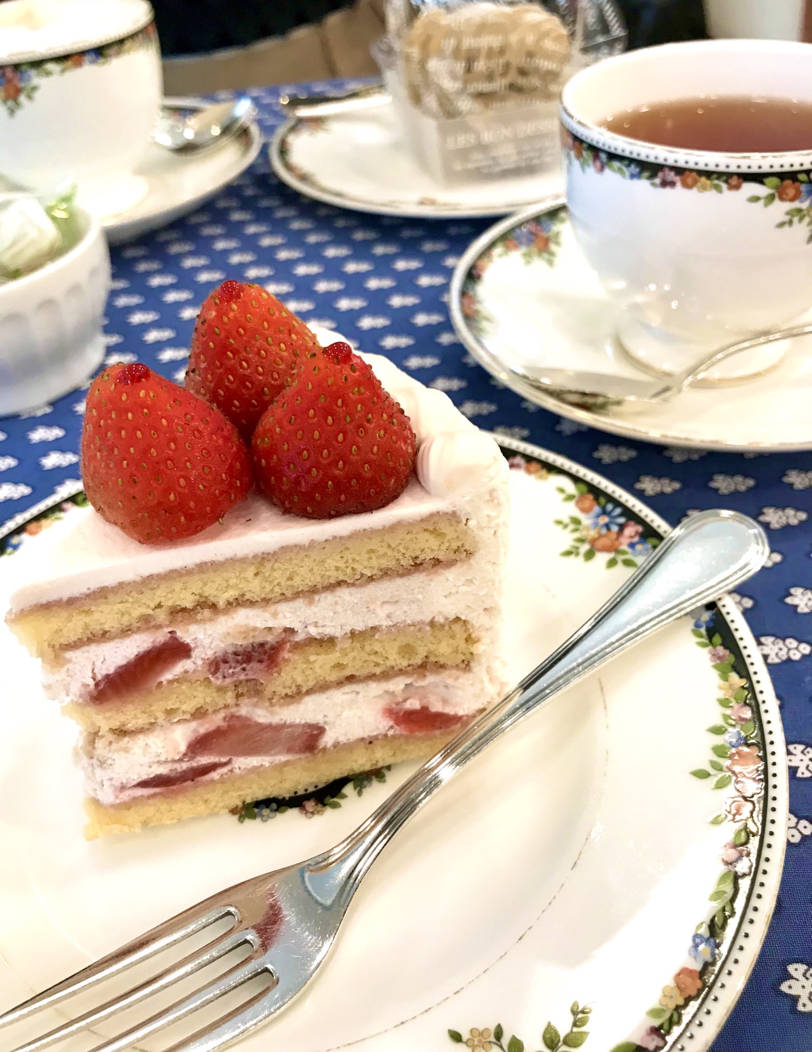 まつじ 巣鴨駅の静かな住宅街にある フレンチパウンドハウス のショートケーキは みんな口々に日本一のショートケーキだと言う お屋敷街ならウケるのではないかという店の狙い通り 店の内装はとてもお上品で ステキマダムに人気だった とにかく