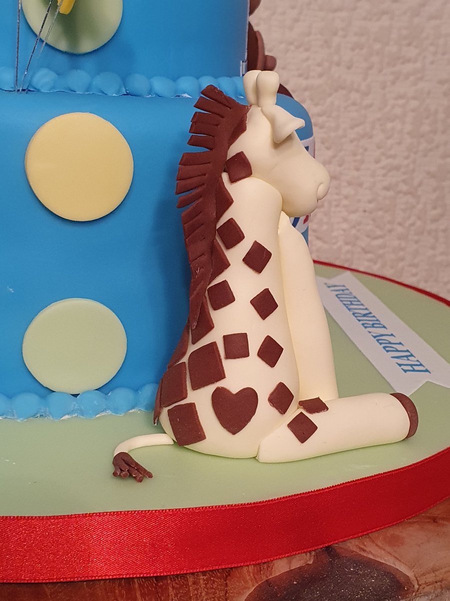 Animal themed 2-tier 1st birthday cake. Tiers are chocolate and lemon. 🦒🐘🦁🐒

#AuntieCakeBakes #firstbirthdaycake #animalcake #birthdaycake #essexbaker #eastlondonbaker