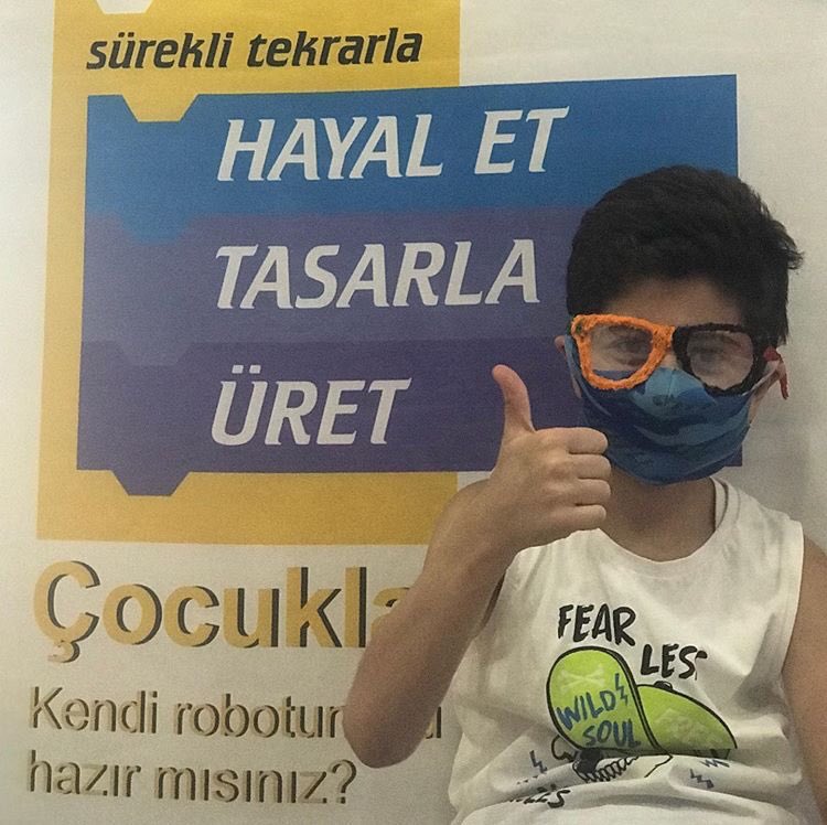 3D pen çalışmalarımızla mucitlerimiz hayal ettiklerini üretmeye devam ediyor 😊 #3dpenart #renkligözlük #helikopter #sandal #üretençocuklaratölyesi #haylettasarlaüret