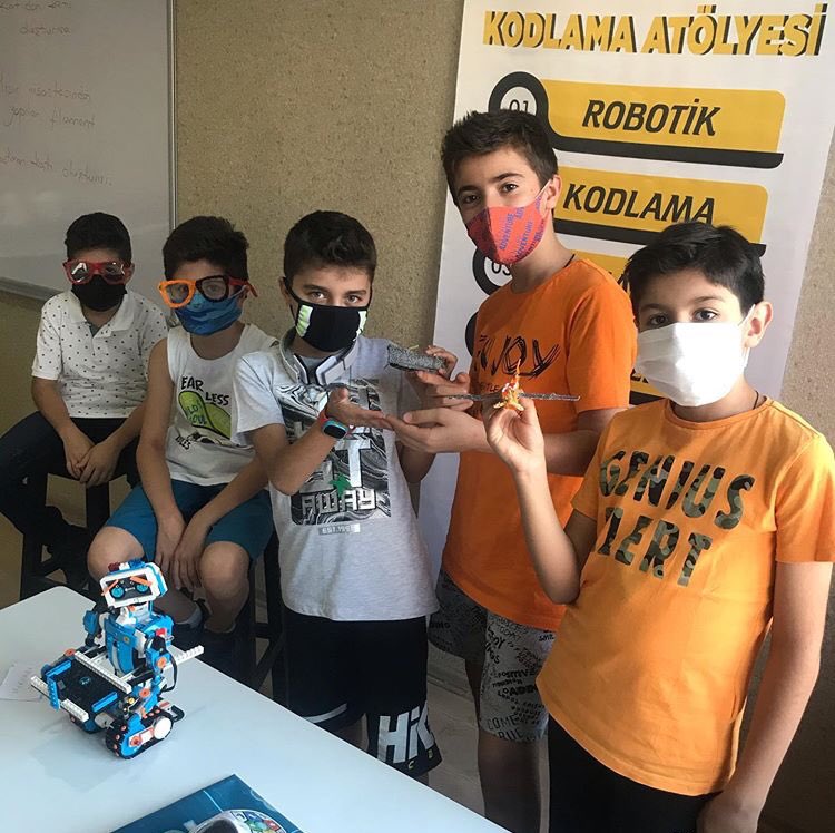 arirobotic's tweet photo. 3D pen çalışmalarımızla mucitlerimiz hayal ettiklerini üretmeye devam ediyor 😊 #3dpenart #renkligözlük #helikopter #sandal #üretençocuklaratölyesi #haylettasarlaüret https://t.co/mkG4C63dLK
