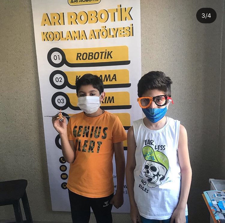 arirobotic's tweet photo. 3D pen çalışmalarımızla mucitlerimiz hayal ettiklerini üretmeye devam ediyor 😊 #3dpenart #renkligözlük #helikopter #sandal #üretençocuklaratölyesi #haylettasarlaüret https://t.co/mkG4C63dLK