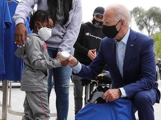 trendingwave1's tweet photo. US Presidential candidate @JoeBiden keels before @GhDonlittle•This really tells me slot 🤔🤔

#GroundBazz #JoeBiden #donlittle https://t.co/4brVA8dFqO