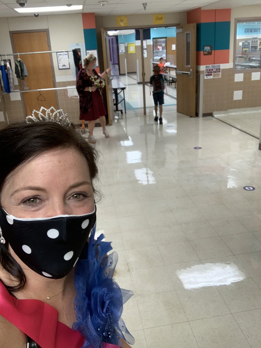 CLP_Elementary's tweet photo. It’s picture day! 📸 Welcoming learners this morning in our finest! 👸🤴 #promtheme #loveclp https://t.co/hSdaYyvnY2