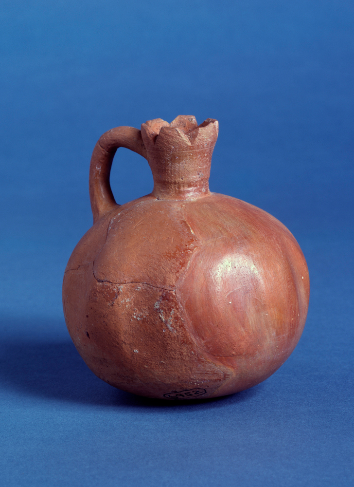 AshmoleanMuseum's tweet photo. This evening marks the beginning of #RoshHashanah, the #JewishNewYear. Pomegranates are traditionally eaten at Rosh Hashanah as symbols of fruitfulness. This little pomegranate-shaped vase, excavated in Jerusalem, is just 8cm tall and was made around 750–587 BCE https://t.co/XeYXZOS68A