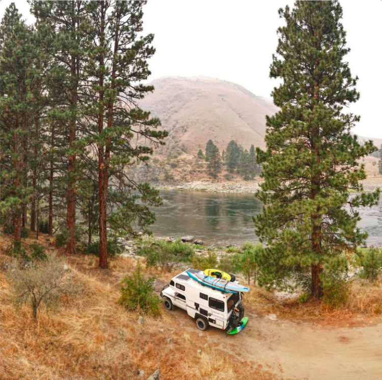 CampingRoadTrip's tweet photo. Boondocking the Salmon River in Idaho... looks like a spot where we'd stay for days!  📸  by @kayakthecoast
.
#boondocking #RVparks #camplife #campingtips #campgrounds #RVtravel #RVlife https://t.co/VIPUau8P4e