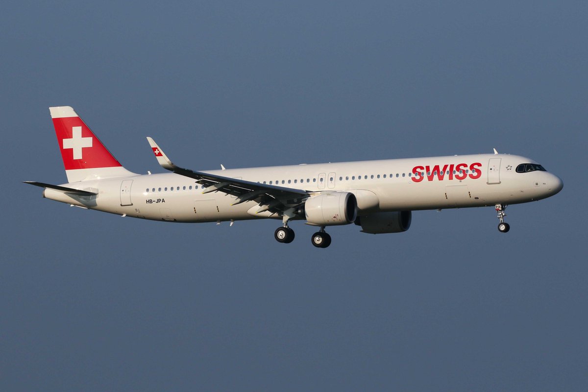 SWISS took delivery today of its first Airbus A321neo. The aircraft, which bears the registration HB-JPA, has been named “Stoos”. With this addition to the fleet SWISS is further underlining its commitment to resource-friendly aviation.