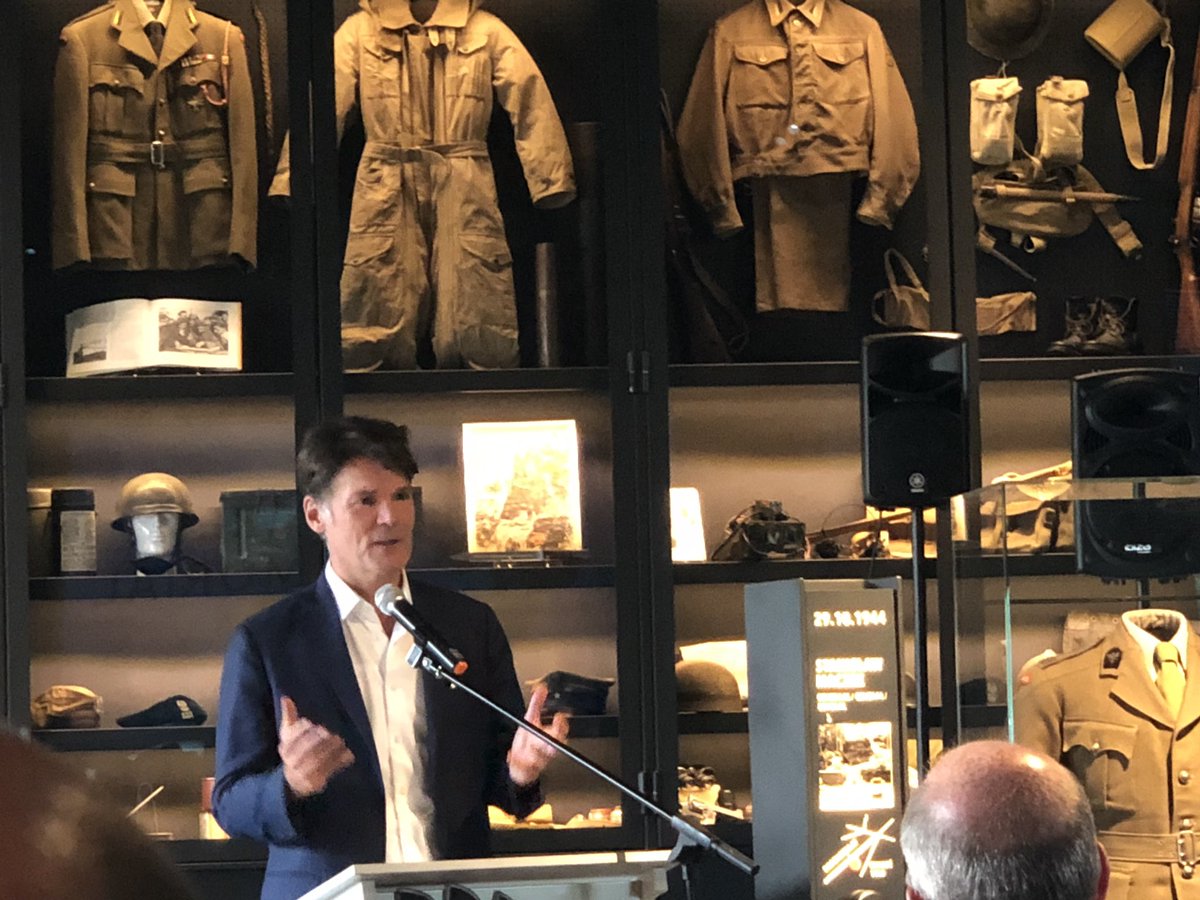 Officiële doch ingetogen opening van het <a href="/generalMaczek/">Wyzwoleńczy Szlak 1. Dywizji Pancernej gen. Maczka</a> memorial met @PaulDepla en <a href="/bie_marianne/">marianne bie</a> . Een prachtig nieuw monument en instituut  voor Breda.