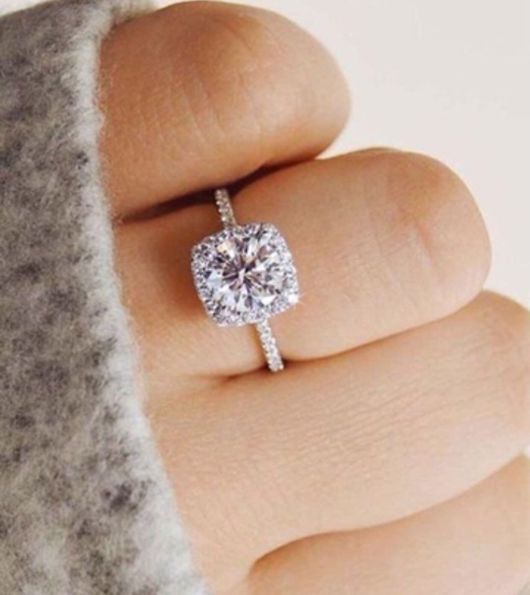 akirelms's tweet photo. Los anillos de compromiso con uno mismo también existen 😍🙄 https://t.co/Y0HaQEFiOI