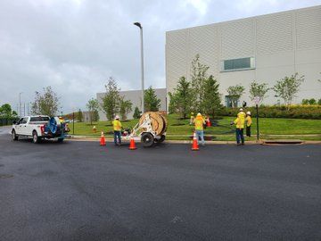 EvanKirstel's tweet image. From @TheHylanGroup - DUC is working hard on this intercampus build on a rainy day at @Equinix #DataCenter in Culpeper, #Virginia. #AlwaysInAction bit.ly/2EnlSn6