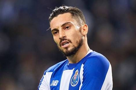 Breaking | FC porto brazilian leftback Alex Telles has agreed a 5-year contract with Manchester United - Premier League club will now seek to agree a fee with FC Porto,  PSG are also considering for the move.
#ManUtd #MUFC #Telles #ManchesterUnited