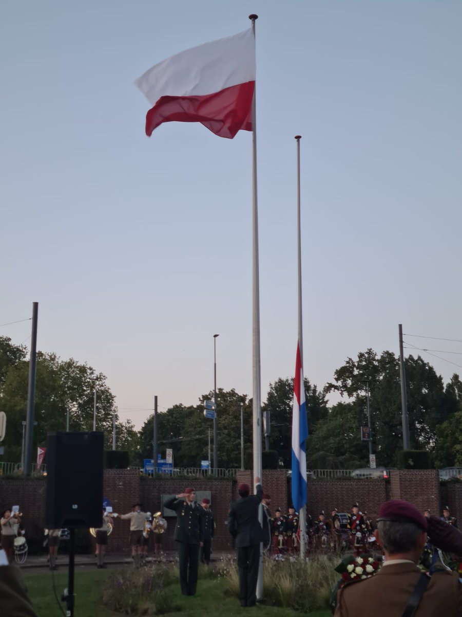 PLinNederland's tweet photo. W ten weekend obchodzimy 76 rocznicę Operacji #MarketGarden76. Dziś Ambasador @PLinNederland złożył wieniec pod pomnikiem bitwy o #Arnhem. Od 20:30 na stronie https://t.co/SJkAFQMnOB relacja z uroczystości na moście Johna Frosta.
@Kombatanci
@MSZ_RP https://t.co/LNveQoHu19