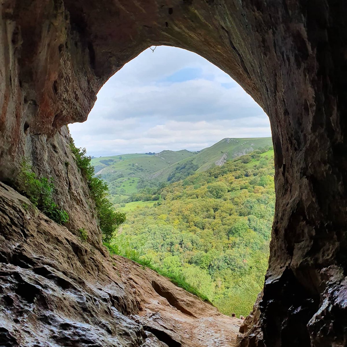 Another lovely day for a walk #thorscave #manifoldvalley