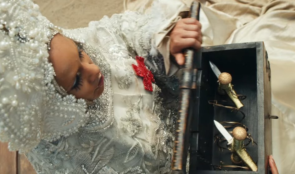 JennifyC's tweet photo. Please patch the line, please patch the line

- Por favor, remende o caminho, por favor, remende o caminho

Momento memorável de atuação, Gaga arrasa mais uma vez, ela conseguiu remendar o caminho e voltou com tudo! ♥♥

Fim da Thread!

#Chomatica #911MusicVideo https://t.co/ptMFyZdRYF